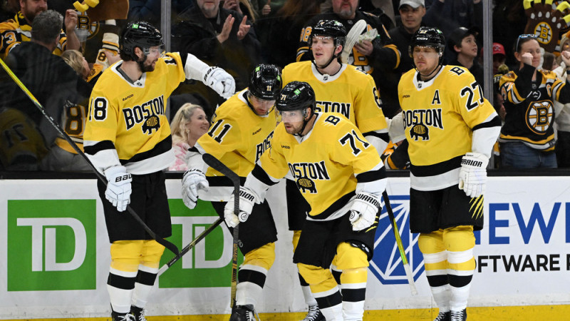 "Bruins" nosargā uzvaru mājas laukumā pret "Capitals", Hjūzam hat-trick