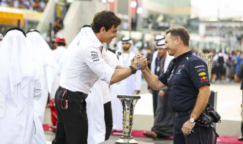 Volfs pievienojas Horneram cīņā par ''Alpine'' akcijām