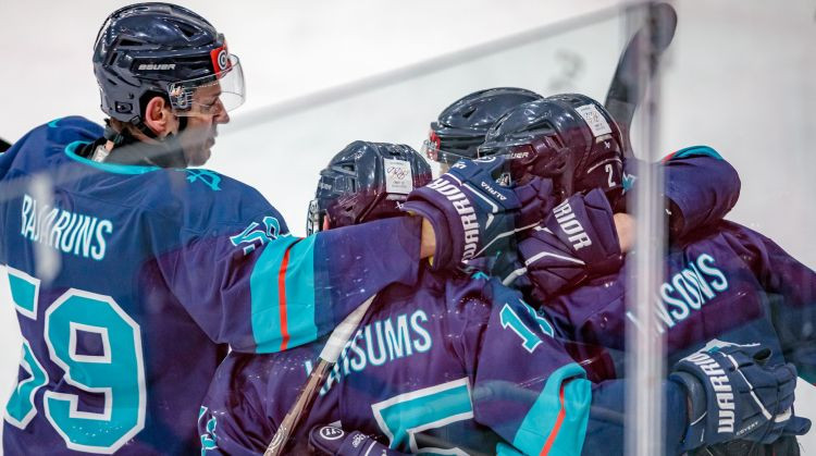 Aizsargam Jansonam 10 minūtēs hat-trick, fantastiskā cīņā uzvar "Capitals"