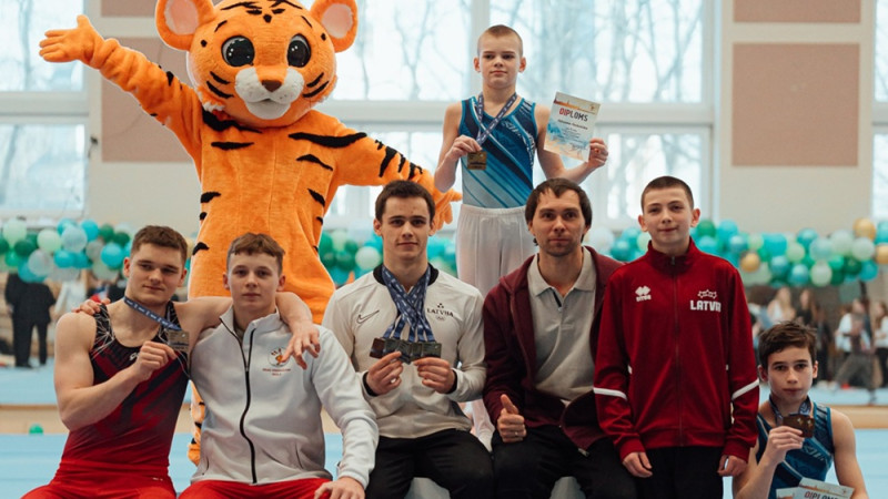 Latvijas vingrotājiem panākumi starptautiskajās sacensībās Rīgā ar deviņu valstu dalību