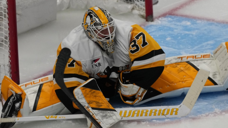 Šilovs aizved komandu līdz drošai uzvarai pret NHL līdervienību