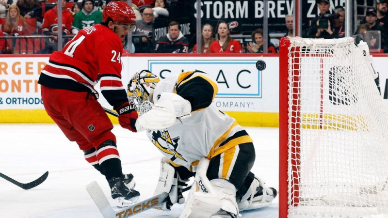Šilovs dzimšanas dienā tiek atstāts malā, ″Penguins″ mājās pēriens no ″Hurricanes″