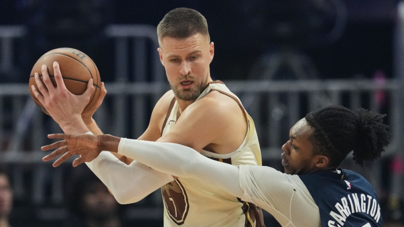 Porziņģis izvairīgs sarunās par līguma pagarināšanu ar "Warriors"