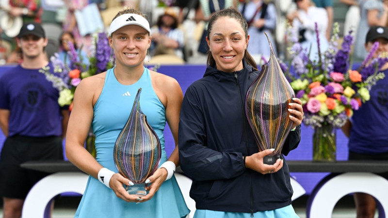 Pegula arī šoreiz izcīna Čārlstonas titulu, Bouzkova triumfē Bogotā