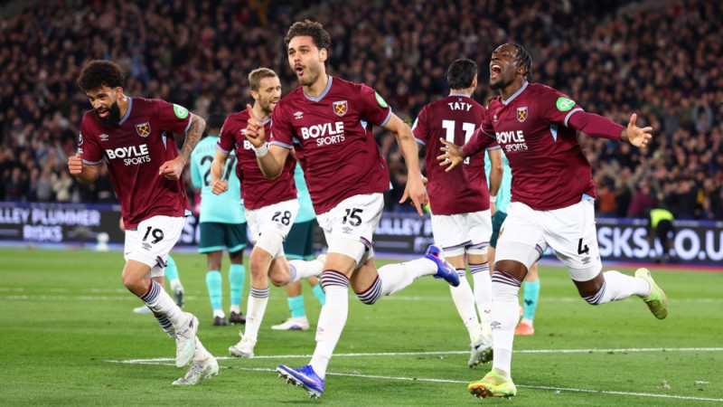 Aizsargam un uzbrucējam pa dublim, ''West Ham'' izrāpjas no izkrišanas zonas