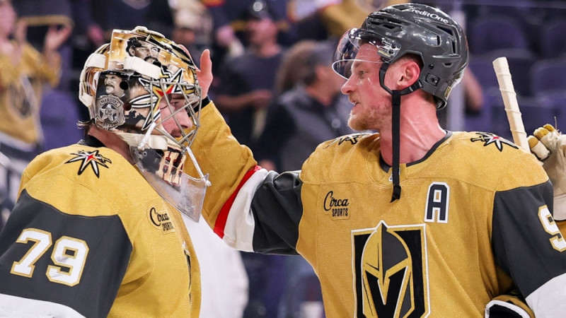 ''Golden Knights'' pēdējās pamatlaika minūtēs izrauj uzvaru pār ''Ducks''