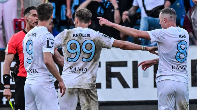 Krollis savainojuma dēļ spiests pamest laukumu zaudējumā