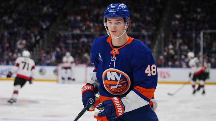 Kanādiešu aizsargs Šeifers kļuvis par visu laiku jaunāko NHL debitanta balvas ieguvēju