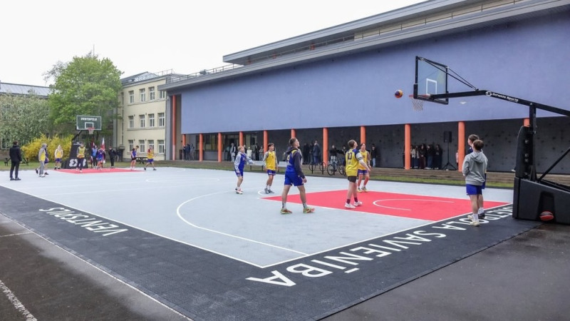 Ventspilī atklāj jaunu FIBA standartiem atbilstošu āra basketbola laukumu