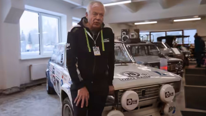 Liepājā durvis vērusi autosporta ekspozīcija "Garāža 1965"