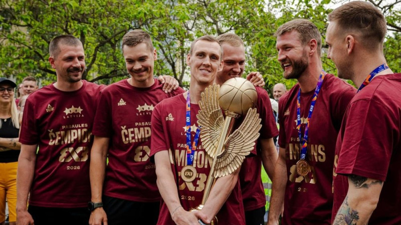 Ar īpašu ceremoniju mājās sagaidīti zelta medaļnieki 3x3 basketbolā