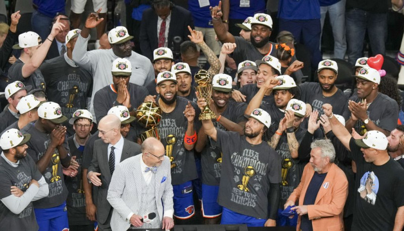 Ņujorka eksplodē: "Knicks" pēc 53 gadiem atgriežas NBA tronī