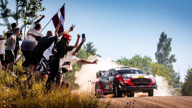 Seskam pārsists ritenis liek zaudēt laiku un ievērot piesardzību Igaunijas WRC