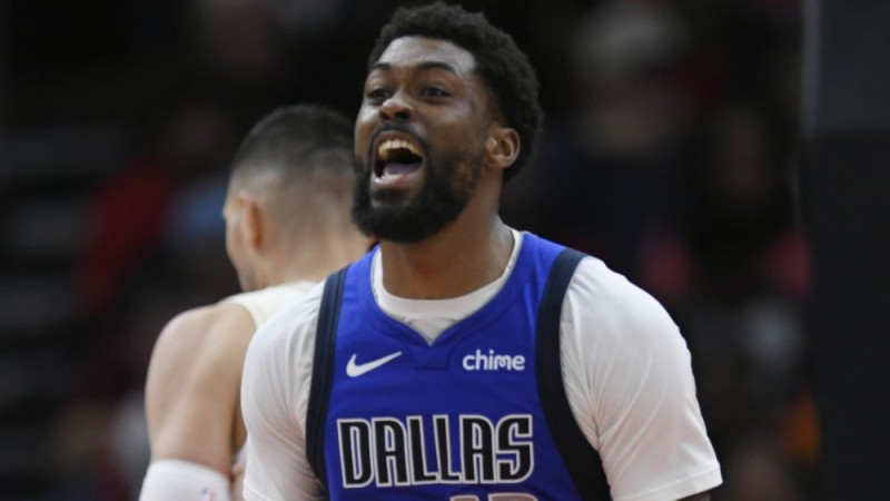 "Mavericks" pagarina līgumu ar vienu komandas labākajiem lomas spēlētājiem