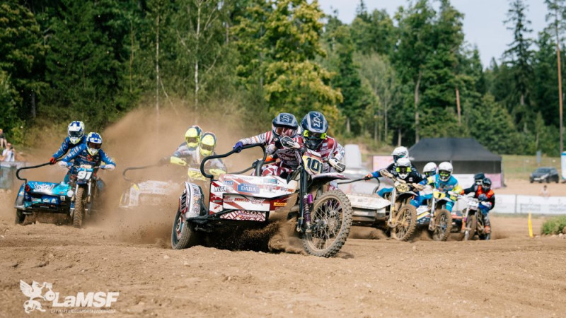 Brāļi Lielbārži un Straubergs triumfē Latvijas motokrosa čempionātā Madonā